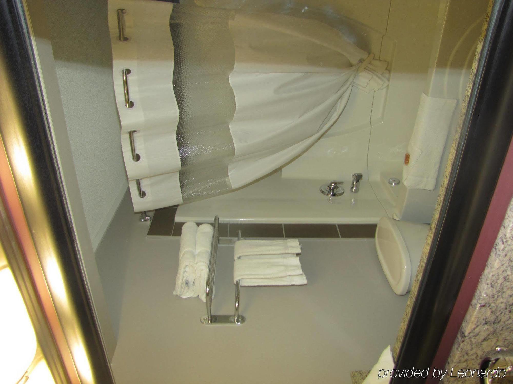 Coliseum Inn Едмонтон Номер фото